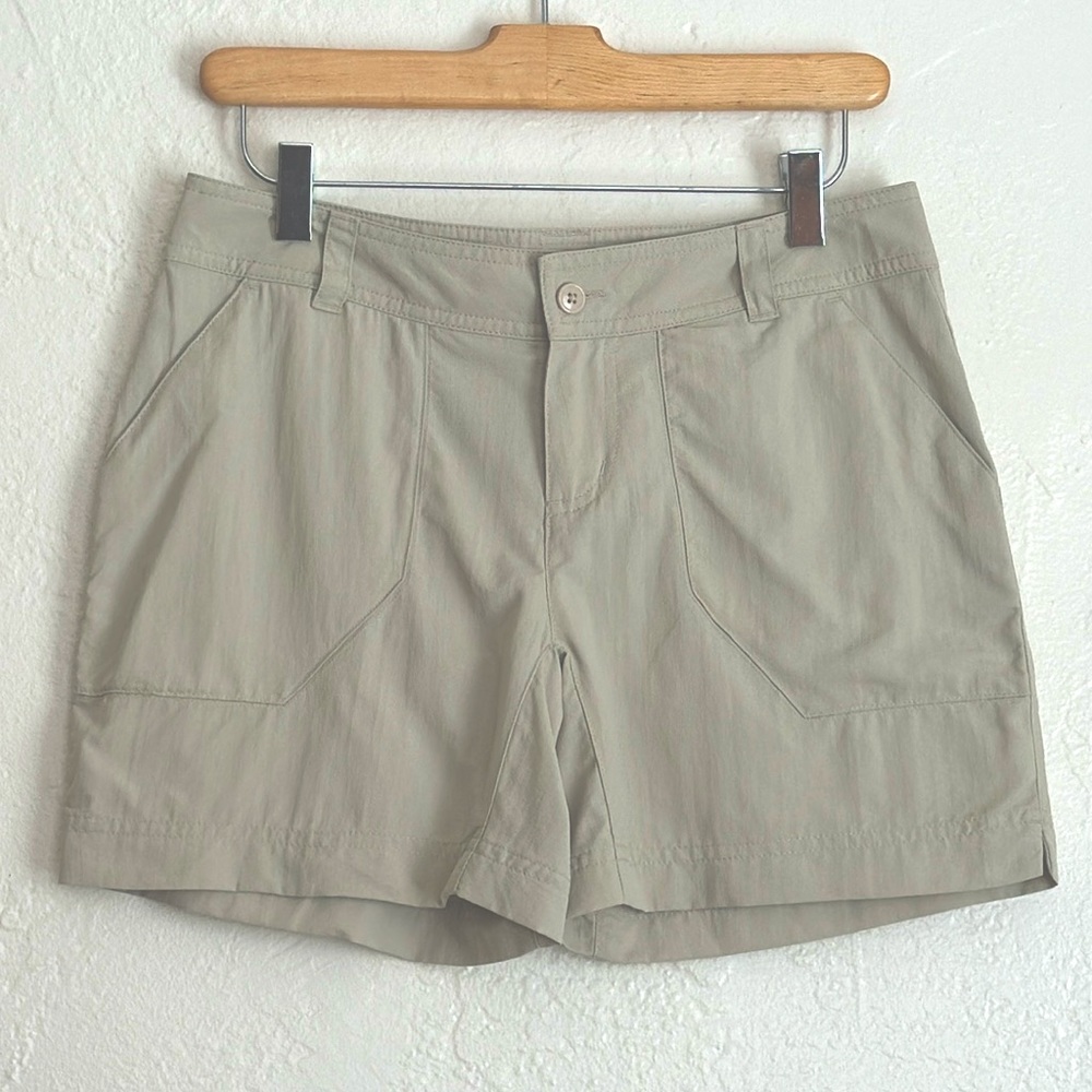 Columbia hiking shorts 4 pockets, belt loops, back pockets snap